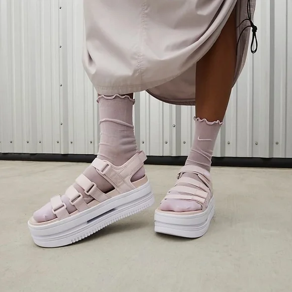 New In Box Womens Nike Icon Classic Lifted Slides Sandals Multiple Sizes - Picture 2 of 6